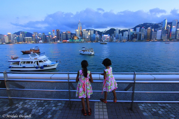 两个印度小孩在香港维多利亚港