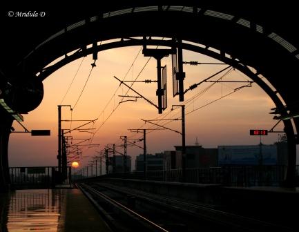 日落时的德里地铁站台