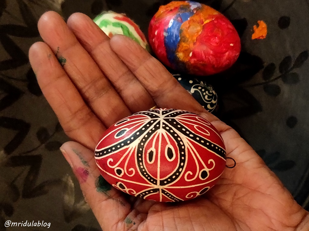 一个装饰精美的复活节彩蛋