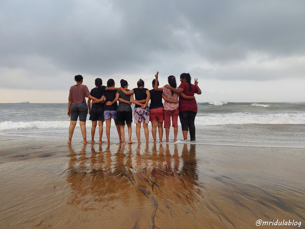 女孩们在特伦加纳邦维扎格的罗摩克里希纳海滩一起享受