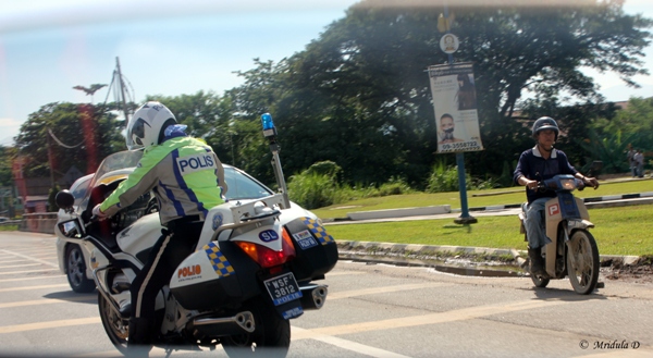 在马来西亚的道路上与警察护送 Bobapp下载来自印度和国外的旅行故事 Bob下载